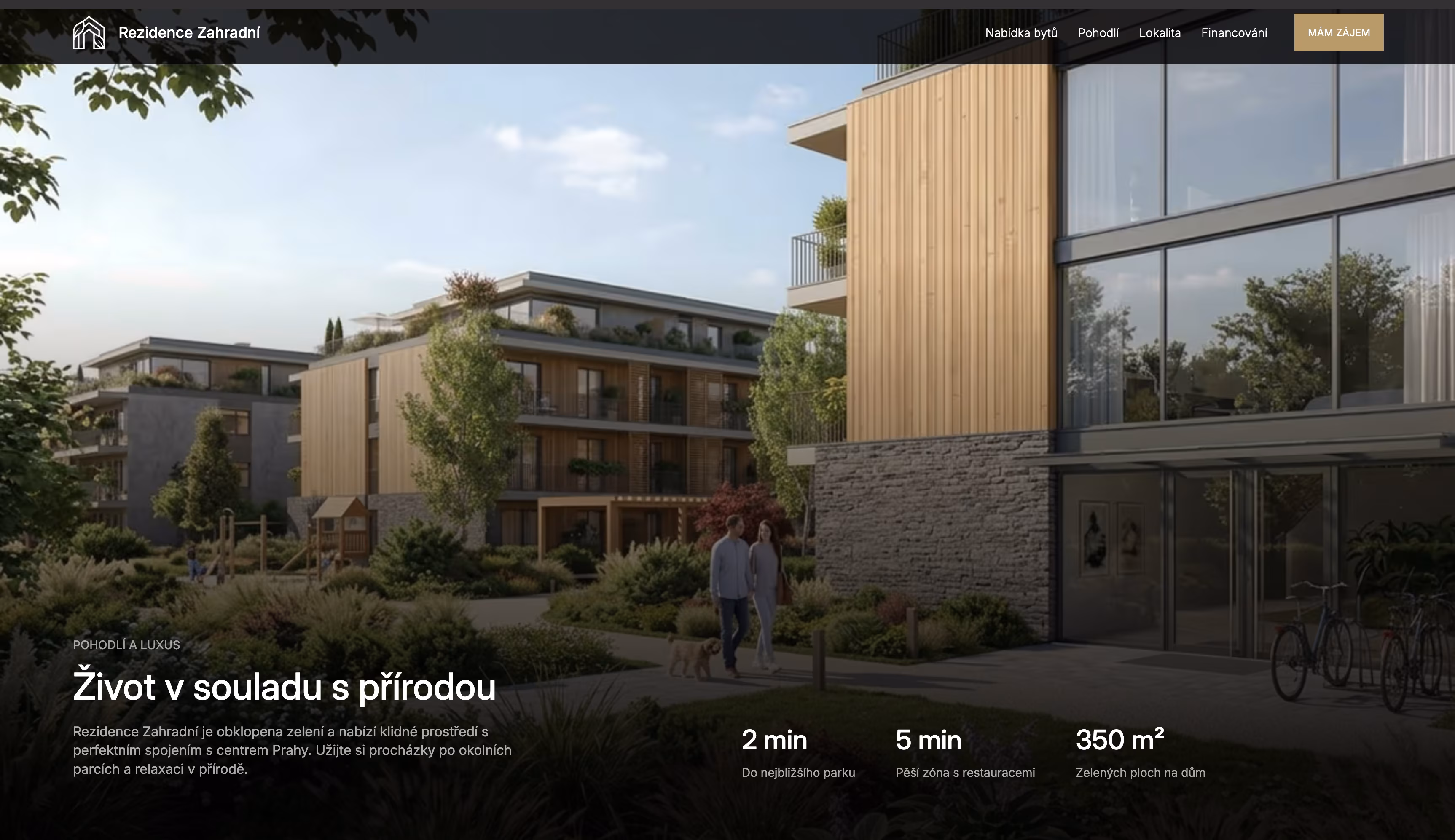 Moderní bytové domy Rezidence Zahradní s dřevěným a kamenným obkladem obklopené zelení s chodníkem, na kterém jde pár se psem.